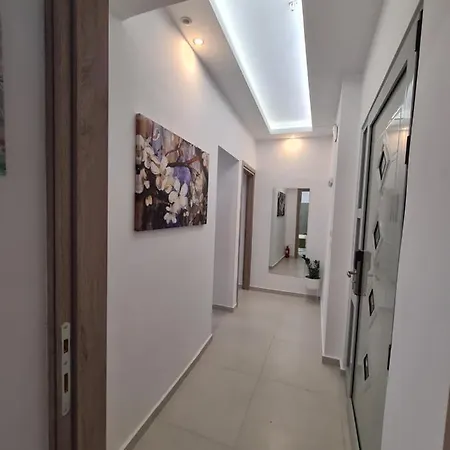 In A Great Location! Welcome To Crete! Apartment